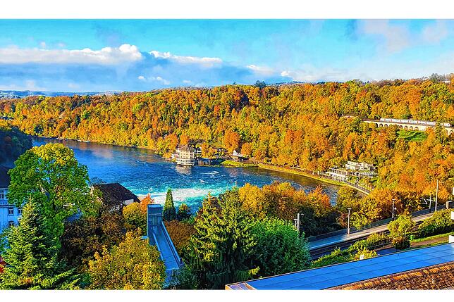 Der Rheinfall in Schaffhausen im herbstlichen Kleid.
