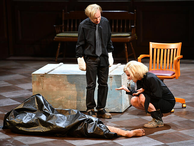 Bürgermeisterin Corinna Schaad (Caroline Peters) hat ein Problem: Eine Leiche. Anton (Sven Prietz) hilft, sie wegzuschaffen.