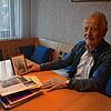 Hubert Volz hält ein Foto seines Vaters Paul Volz in Händen. Er war Heizer und Hausmeister in der Schule Schloss Salem und trug beim ...