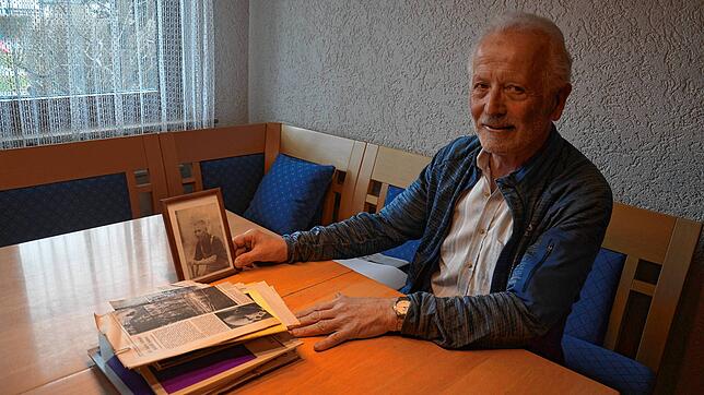 Hubert Volz hält ein Foto seines Vaters Paul Volz in Händen. Er war Heizer und Hausmeister in der Schule Schloss Salem und trug beim ...