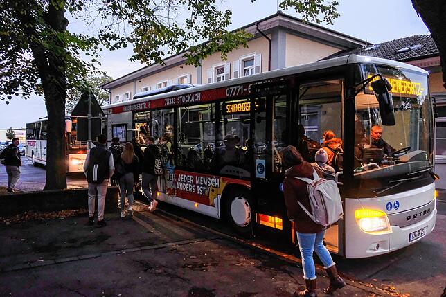 Die Ersatzbusse fahren auch direkt die Schulen in Singen an.