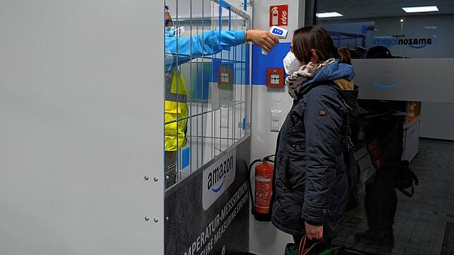 Temperatur-Kontrolle am Eingang: Hier kommt niemand ohne Fiebermessen rein. Auch bei SÜDKURIER-Redakteurin Julia Kipping wird die ...