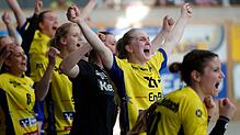 Die Spielerinnen des SV Allensbach feiern den Erfolg gegen die HSG Freiburg.