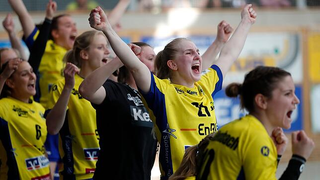 Die Spielerinnen des SV Allensbach feiern den Erfolg gegen die HSG Freiburg.