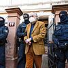 Nach der Durchsuchung wird Heinrich XIII Prinz Reuß am 7. Dezember 2022 festgenommen. Am selben Tag wird auch Johanna Findeisens Haus in ...