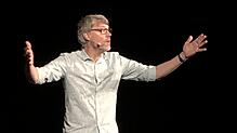 Mit vollem körperlichen Einsatz vermittelt der Kabarettist Christoph Sieber seine kabarettistische Botschaft.
