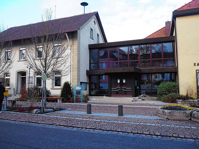 Dunkel, nicht barrierefrei und wenig einladend – so sah das Rathaus Mühlhausen-Ehingen vor dem Umbau aus.