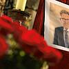 Ein Bild des Verstorbenen, eingerahmt von Kerzen und Rosen, wurde bei der Trauerfeier für Hans-Peter Wetzel im Nikolausmünster aufgestellt.