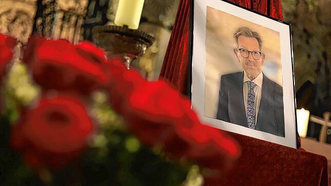 Ein Bild des Verstorbenen, eingerahmt von Kerzen und Rosen, wurde bei der Trauerfeier für Hans-Peter Wetzel im Nikolausmünster aufgestellt.