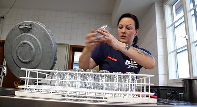 Sandra Vogler bereitet die nächste Fuhre Gläser für die Spülmaschine vor.