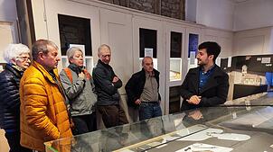 Adrian Bringolf führt die Besucher des Schwarzwaldvereins durch die Ortsgeschichte Hallaus.