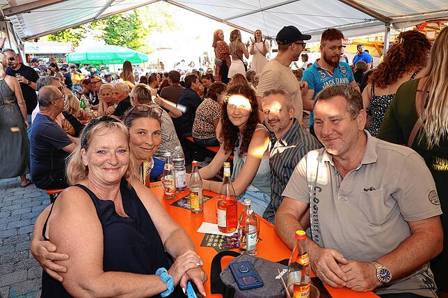 Bild 22: Feierlaune mit der Gretle-Band beim Dettinger Dorffest - hier gibt’s die schönsten Bilder