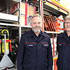 Kommandant Alfons Hensler (rechts) und Zugführer Arnold Wehinger von der Werkfeuer des Dögginger Unternehmens Freilacke vor dem neuen ...