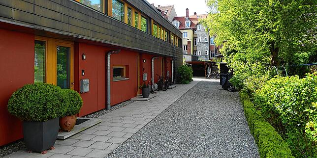Im Hinterhof der Zogelmannstraße auf dem ehemaligen Werkstattgelände von Elektro Nägele entstanden vier moderne Passivhäuser.