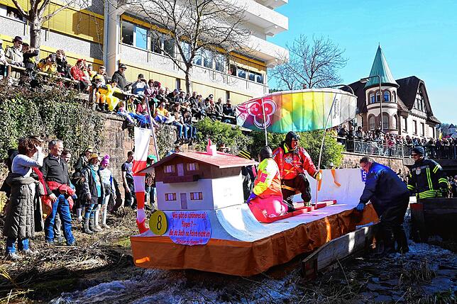Bild 24: Bach-Na-Fahrt: Zehntausende Zuschauer bejubeln mutige Narren