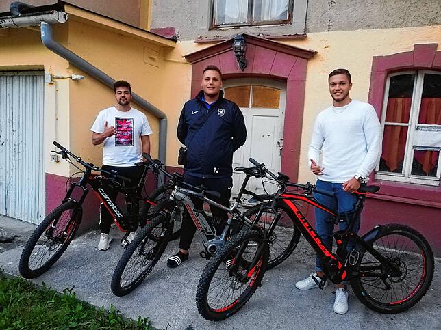 Giorgio Giurintano, Patrick Jashari und Leon Wunsch aus Wehr (von links) sind jung und sportlich – und begeisterte E-Bike-Fahrer.