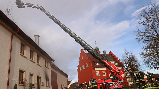 Feuerwehreinsatz am Freitagmorgen im Allmendshofener Ortskern. Im Keller eines Wohnhauses ist die Heizung in Brand geraten.