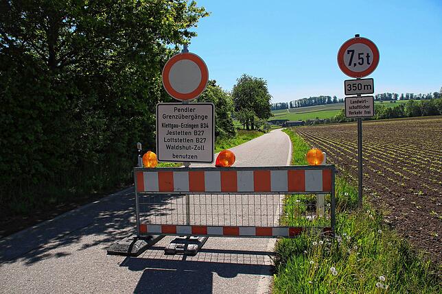 Kurz vor dem bei Pendlern und Radfahrern beleibten Zollweg von Dettighofen nach Bucheloo Wil in der Schweiz, wird auf die geschlossene ...
