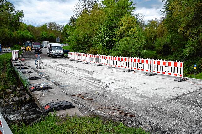 Der Abriss der Brücke beim Rißtorf-Kreisel (B313) verzögert sich weiterhin, da die Zerlegung der alten Brücke Probleme bereitet.