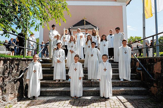 Zehn Kinder erhielten in der St. Clemens Kirche ihre erste heilige Kommunion, den Gottesdienst leitete Kooperator Pfarrer Romuald ...