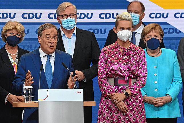 Armin Laschet redet nach Bekanntgabe der Hochrechnungen im Konrad-Adenauer-Haus. Rechts von ihm Silvia Breher, Stellvertretende ...
