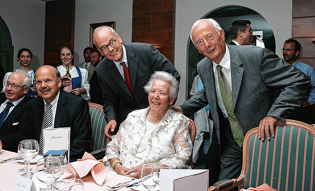 Auch der Universität Konstanz war sie eng verbunden. Hier 2006 mit den früheren Rektoren Gerhart von Graevenitz (links) und Bernd Rüthers.