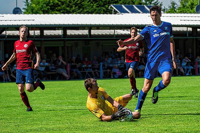 Bild 12: FC Weizen bleibt nach 2:0-Sieg beim FC Huttingen in der Kreisliga A &ndash; und wir haben Bilder