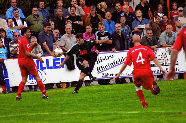 Große Kulisse: An die Zuschauerzahlen aus den 60er und 70er Jahren kamen die Derbys der Neuzeit nicht mehr heran, aber beim Gastspiel ...