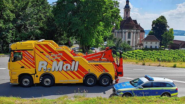 Auf der B31 auf Höhe Birnau ist es heute zu einem Unfall an dieser Kreuzung vor der Klosterkirche gekommen. Das Bild zeigt den ...