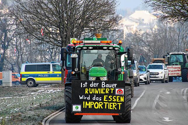 Bild 2: Korso mit 450 Fahrzeugen und Abschlusskundgebung &ndash; Das sind die Bilder
