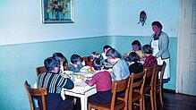 Kurkinder beim Mittagessen im „Haus Schuppenhörnle“ in Feldberg-Falkau im Schwarzwald in den 1960er-Jahren.