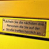 Solche goldenen Plaketten auf der Humorbank geben den Nutzern Ideen für humorvolle Interaktionen.