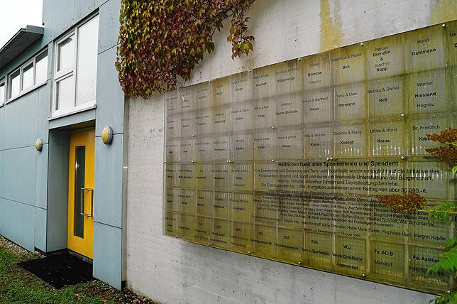Auf einer Glaswand zwischen Schule und Hallenbau hat der Förderverein die ehrenamtlichen Bauhelfer sowie die Unterstützer der ...