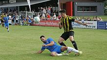 Packender Zweikampf: Stelios Dimitriadis (links) grätscht beim 3:1 des VfB Waldshut im Hinspiel zum Aufstieg in die Bezirksliga den ...