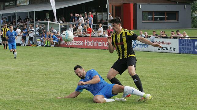 Packender Zweikampf: Stelios Dimitriadis (links) grätscht beim 3:1 des VfB Waldshut im Hinspiel zum Aufstieg in die Bezirksliga den ...