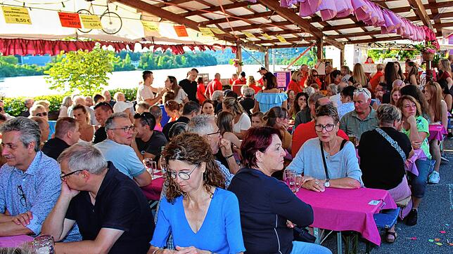 Sommerliche Abendstimmung beim Dorffest Wallbach: Es gehört zu den beliebtesten Festen in der Umgebung. Bilder: Marianne Bader