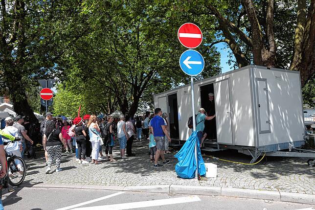 Bild 9: Konstanz: Schnäppchen gemacht? In Konstanz und Kreuzlingen wird gestöbert und gefeilscht