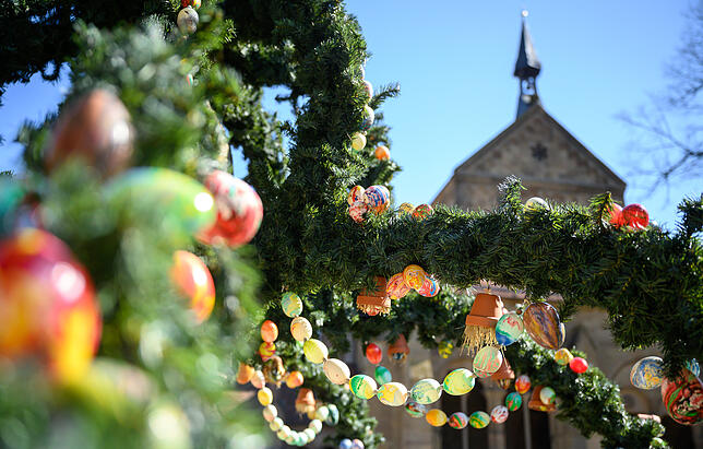 Im Kloster Maulbronn wird an Ostern traditionell der Osterbrunnen geschmückt.