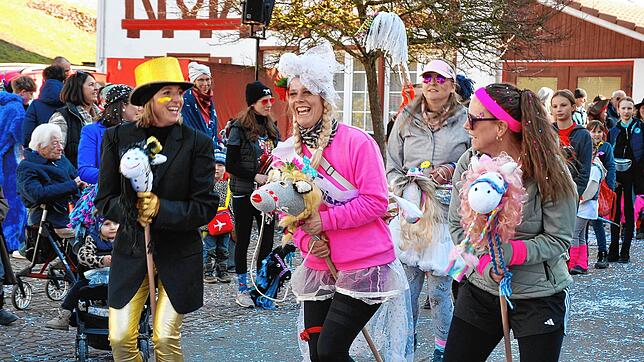 Die Springreiterinnen auf Steckenpferden.
