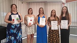 Im Bild fünf der sieben Ausgezeichneten (von links): Vanessa Thal, Celine Michelle Stürze, Celina Mehner, Lea Yana Brinkmann und Maria ...