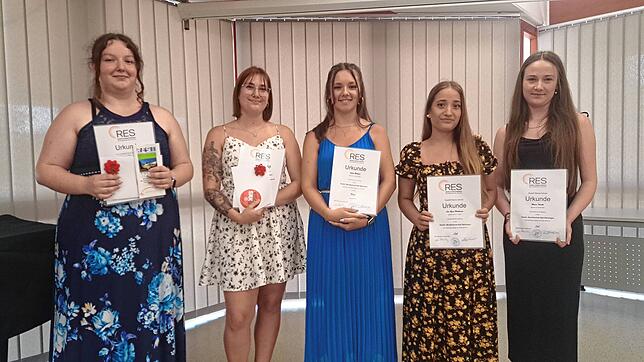 Im Bild fünf der sieben Ausgezeichneten (von links): Vanessa Thal, Celine Michelle Stürze, Celina Mehner, Lea Yana Brinkmann und Maria ...