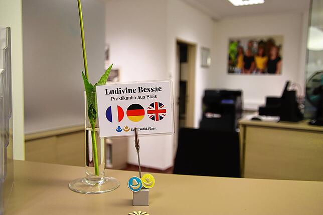Sogar ein eigenes Namensschild bekommt Ludivine Bessac bei der Tourist-Info.