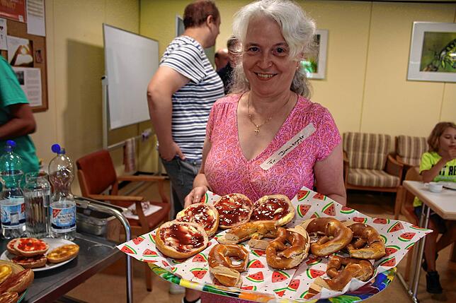 Sie serviert nicht nur eine coole Idee nach der anderen, sondern auch Brezeln und Brötchen. Ricarda Dannegger bei dem von ihr ...