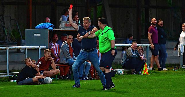 Bild 30: Zwölf Tore fallen beim Derby der Legenden in Rheinfelden &ndash; und wir haben die Bilder!