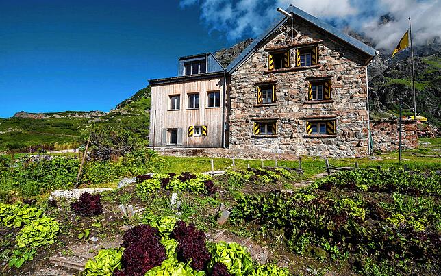 Dank Trockenklo wächst in den Urner Alpen neben der Kröntenhütte des Schweizer Alpen-Clubs Gemüse.