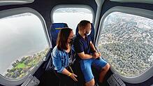 Sandra Hager und Martin Stix aus Tirol genießen einen Flug im Zeppelin. Der Preis ist für die beiden zweitranging.