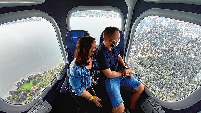 Sandra Hager und Martin Stix aus Tirol genießen einen Flug im Zeppelin. Der Preis ist für die beiden zweitranging.