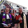 Pfarrer Matthias Schmidt (links) und Dekan Peter Nicola segneten im Zuge der Einweihung der Neuen Mitte die Gebäude, drei neue ...