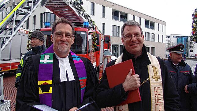Pfarrer Matthias Schmidt (links) und Dekan Peter Nicola segneten im Zuge der Einweihung der Neuen Mitte die Gebäude, drei neue ...
