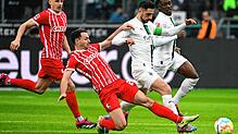 Gladbachs Lars Stindl (r) und Freiburgs Nicolas Höfler kämpfen um den Ball.